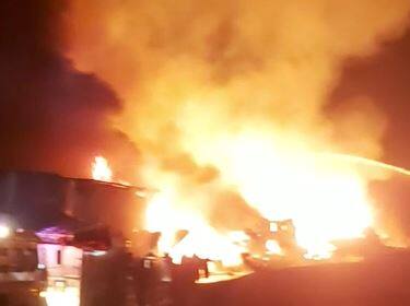 मुंबईतील मानखुर्द (Mankhurd) परिसरातील मंडला इथं एका भंगाराच्या दुकानाला भीषण आग लागल्याची घटना मंगळवारी मध्यरात्री घडली. ही आग रद्दी आणि रिकाम्या तेलाच्या ड्रममध्ये लागल्याची अग्निशमन विभागाच्या अधिकाऱ्याने दिली आहे.