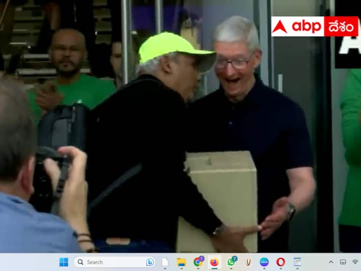 Apple Store Mumbai Opening CEO Tim Cook surprised seeing customer bring old Macintosh Classic Machine - Watch Video Watch Video: ఆపిల్‌ సీఈవోను సర్‌ప్రైజ్ చేసిన అభిమాని- పాత కంప్యూటర్‌ చూసి థ్రిల్‌ అయిన టిమ్‌ కుక్‌