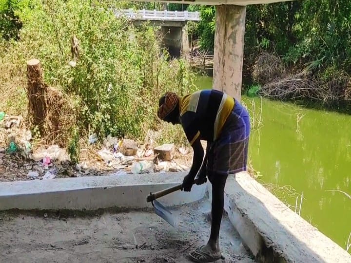 புதிதாக திறக்கப்பட்ட பஸ் ஸ்டாப் ; கையோடு வரும் சிமெண்ட், செங்கல்:  மதுரையில் ஏற்பட்ட அவலம் !