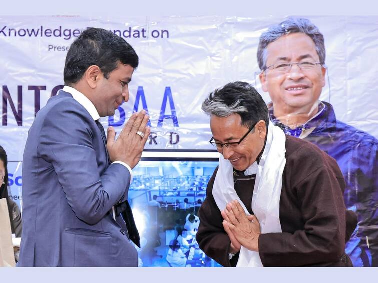 Sonam Wangchuk was awarded the Santokba Manav Ratna Award by SRK a world famous diamond company વિશ્વ પ્રસિદ્ધ ડાયમંડ કંપની SRK દ્વારા સોનમ વાંગચુકને સંતોકબા માનવ રત્ન એવોર્ડ એનાયત કરવામાં આવ્યો