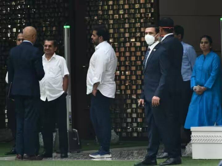 एप्पल के सीईओ टिम कुक को सबसे पहले मुकेश अंबानी के घर पहुंचे. यहां पर उन्होंने कई बिजनेसमैन के साथ मुलाकात की. उनके साथ मुकेश अंबानी के बेटे आकाश अंबानी और ईशा अंबानी भी नजर आए.