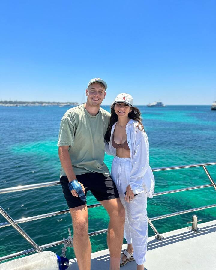 वहीं कैमरून ग्रीन की बात करें तो उन्होंने 2020 ऑस्ट्रेलिया के लिए अपना अंतर्राष्ट्रीय डेब्यू किया था, जब से लेकर अब वो कुल 20 टेस्ट, 15 वनडे और 8 टी20 इंटरनेशनल मैच खेल चुके हैं.