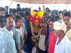திண்டுக்கல்: நத்தம் அருகே கோவில் காளை உயிரிழப்பு; கண்ணீர் மல்க வழி அனுப்பி வைத்த கிராம மக்கள்