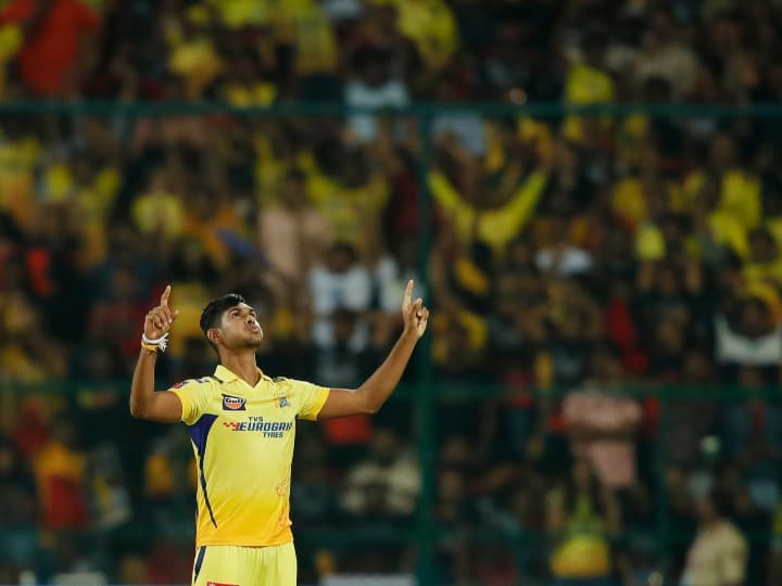 ipl 2023 rcb vs csk ms dhoni mystery bowler Matheesha Pathirana who took away won game from royal challengers bangalore Matheesha Pathirana: धोनी का वो मिस्ट्री बॉलर जिसने आरसीबी से जीती हुई बाजी छीन ली