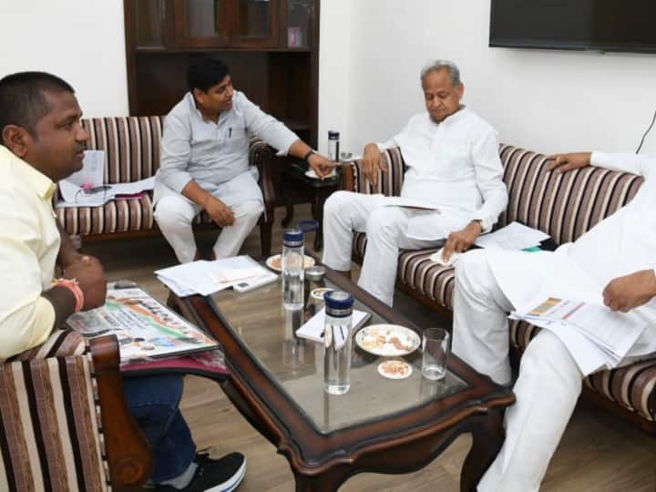 Congress MLA Ganesh Ghoghra meets CM Ashok Gehlot Demands of Bhil state ANN Rajasthan: कांग्रेस MLA ने की नया प्रदेश बनाए जाने की मांग, जयपुर में CM गहलोत के सामने रखी बात