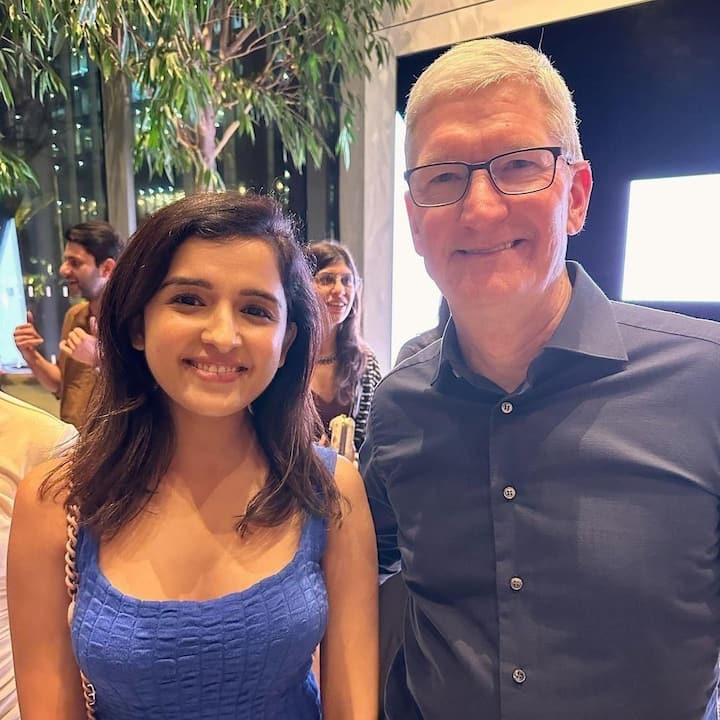 Singer Shirley Sethia was also at the launch event and she too took to the occasion and clicked a picture with Tim Cook. (Image Source: Instagram/FilmiFever)