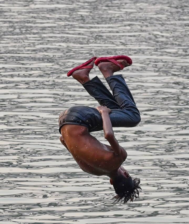 কলকাতায় গতকালই ৪০ ডিগ্রি ছুঁয়েছে পারদ। বেলা বাড়লে লু বইছে। আজ সকালে শহরের সর্বনিম্ন তাপমাত্রা ২৯ দশমিক ৩ ডিগ্রি সেলসিয়াস। যা স্বাভাবিকের থেকে ৩ ডিগ্রি বেশি।