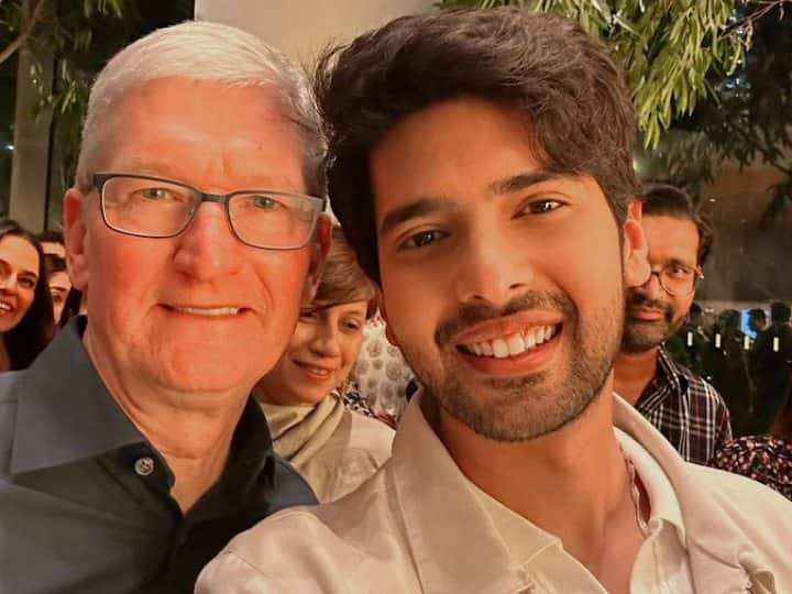 Apple CEO in Mumbai: टिम कुक मुंबई में कई सेलिब्रेटी के साथ मुलाकात की है. पहले वे माधुरी दीक्षित के साथ वड़ा पाव खाते हुए नजर आए तो इसके बाद मुकेश अंबानी के घर पर बिजनेस मीटिंग के लिए पहुंचे हुए थे.