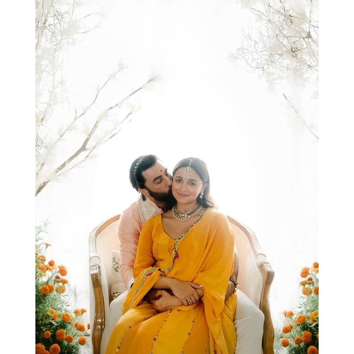 अभिनेता रणबीर कपूर (Ranbir Kapoor) आणि अभिनेत्री आलिया भट्ट (Alia Bhatt)  हे बॉलिवूडमधील पॉवर कपल्सपैकी एक आहेत.