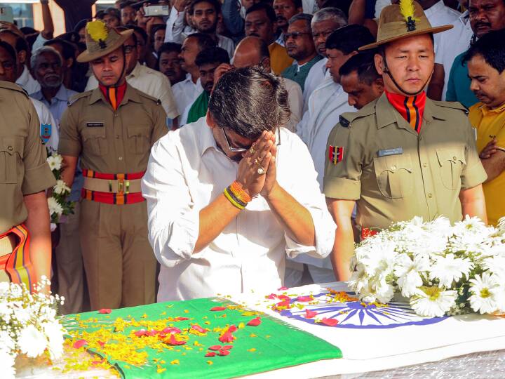late minister jagarnath mahto shraddha karma cm hemant soren and many ministers bokaro ANN Jharkhand: दिवंगत मंत्री जगरनाथ महतो के श्राद्धकर्म में शामिल हुए CM सोरेन, कहा- 'उनकी सोच को आगे बढ़ाएंगे'