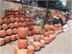 In Pics: कोटा के बाजार में लौटी मिट्टी के बर्तनों की रौनक, चिल्ड पानी के लिए मशीन से बनाई गई हैं खास बोतलें