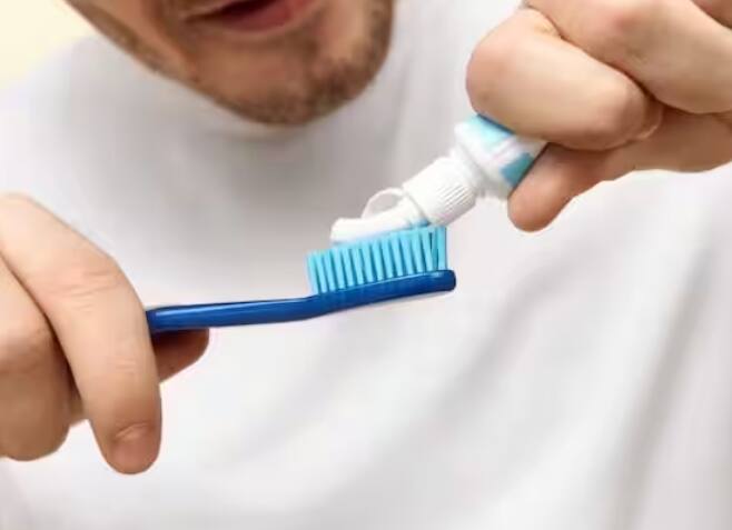 ਅਮਰੀਕਨ ਡੈਂਟਲ ਐਸੋਸੀਏਸ਼ਨ ਦੇ ਅਨੁਸਾਰ, ਹਰ ਤਿੰਨ ਮਹੀਨੇ ਬਾਅਦ ਟੂਥਬਰੱਸ਼ ਬਦਲਣਾ ਚਾਹੀਦਾ ਹੈ। ਜੇਕਰ ਤੁਹਾਡੀਆਂ ਬਰਿਸਟਲਾਂ ਟੁੱਟਣੀਆਂ ਸ਼ੁਰੂ ਹੋ ਜਾਣ, ਤਾਂ ਬਿਨਾਂ ਦੇਰ ਕੀਤਿਆਂ ਆਪਣਾ ਟੂਥਬਰੱਸ਼ ਬਦਲ ਲਓ। ਕਿਉਂਕਿ ਬਰਿਸਟਲਸ ਟੁੱਟਣ ਤੋਂ ਬਾਅਦ, ਟੂਥਬਰੱਸ਼ ਦੰਦਾਂ ਦੇ ਕੋਨਿਆਂ ਨੂੰ ਚੰਗੀ ਤਰ੍ਹਾਂ ਸਾਫ਼ ਨਹੀਂ ਕਰ ਪਾਉਂਦਾ ਜਿਸ ਕਰਕੇ ਇਹ ਬੈਕਟੀਰੀਅਲ ਇਨਫੈਕਸ਼ਨ ਦਾ ਵੀ ਕਾਰਨ ਬਣ ਸਕਦਾ ਹੈ।