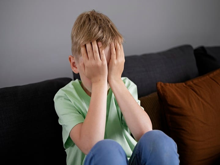 depression symptoms in kids can also be seen in early stage Depression Symptoms: कहीं आपका बच्चा डिप्रेशन में तो नहीं है? ये बातें नोटिस कर लें पता चल जाएगा
