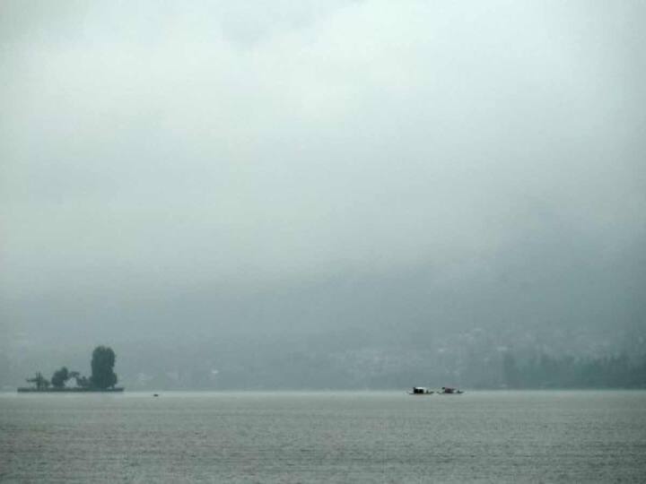 Places like Srinagar recorded a low of 11 degrees, Qazigund 9.8 degrees, Pahalgam 5.6 degrees and Kokernag 9.3 degrees among other cities. (Image: AFP)