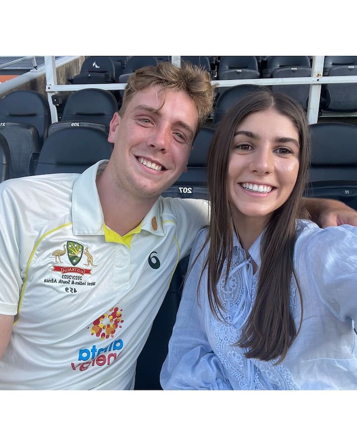 ऑस्ट्रेलियाई ऑलराउंडर कैमरून ग्रीन को मुंबई इंडियंस ने आईपीएल 2023 के लिए हुअ मिनी ऑक्शन में 17.50 करोड़ भारी कीमत देकर टीम का हिस्सा बनाया था. इसके बाद से ही ग्रीन लगातार चर्चाओं में बने हुए हैं. इसके अलावा उनकी गर्लफ्रेंड भी अपनी खूबसूरती को लेकर सुर्खियों में बनी रहती हैं.