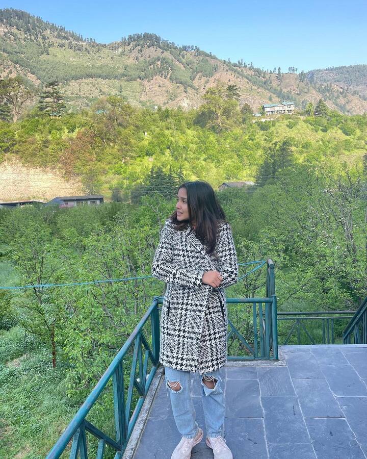 హిమాచల్ ప్రదేశ్ మనాలీ అందాలను వీక్షిస్తూ పరవశించిపోతున్న అనిఖా సురేంద్రన్. Image Credit: Anikha surendran/Instagram