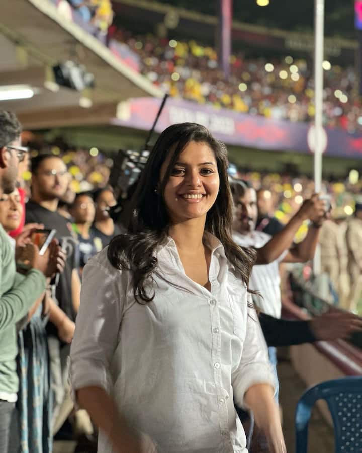 சென்னை-பெங்களூரு அணிகளுக்கு இடையேயான ஐ.பி.எல் போட்டி நேற்று நடைப்பெற்றது. இதை பல ஆயிரம் ரசிகர்களுடன் சேர்ந்து நடிகை ஸ்வதிஷ்டா கண்டு களித்தார்.