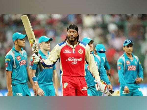 আইপিএলের ইতিহাসে ব্যক্তিগত সর্বোচ্চ রানের মালিক ক্রিস গেল। তিনি ২০১৩ সালে ১৭৫ রানের ইনিংস খেলেছিলেন পুণে ওয়ারিয়র্সের বিরুদ্ধে।