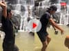 Video: झरने के नीचे कपल को पोज देना सिखा रहता था टूर गाइड, रिएक्शन देख लोगों ने लिए खूब मजे, देखें वीडियो