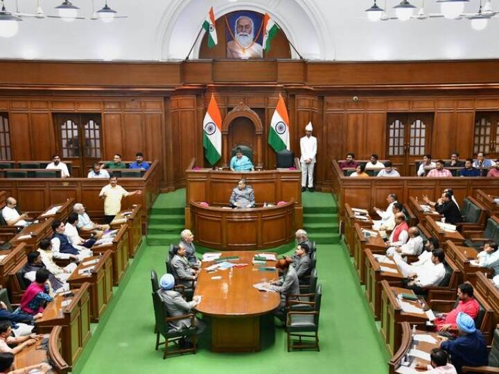 Delhi Assembly Special Session AAP Alligation On Vinai Kumar Saxena Know What He Said CM Arvind Kejriwal Delhi Politics: दिल्ली में अब विधानसभा सत्र बुलाने पर LG और सरकार में तकरार, AAP ने लगाया अपमान का आरोप