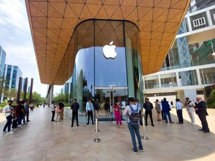 India First Apple Store in mumbai Opened for shopping today From Noon Apple Big Plan பிரம்மாண்டமாக தொடங்கப்பட்ட இந்தியாவின் முதல் ஸ்டோர்… ஆப்பிளின் பெரிய திட்டம்!