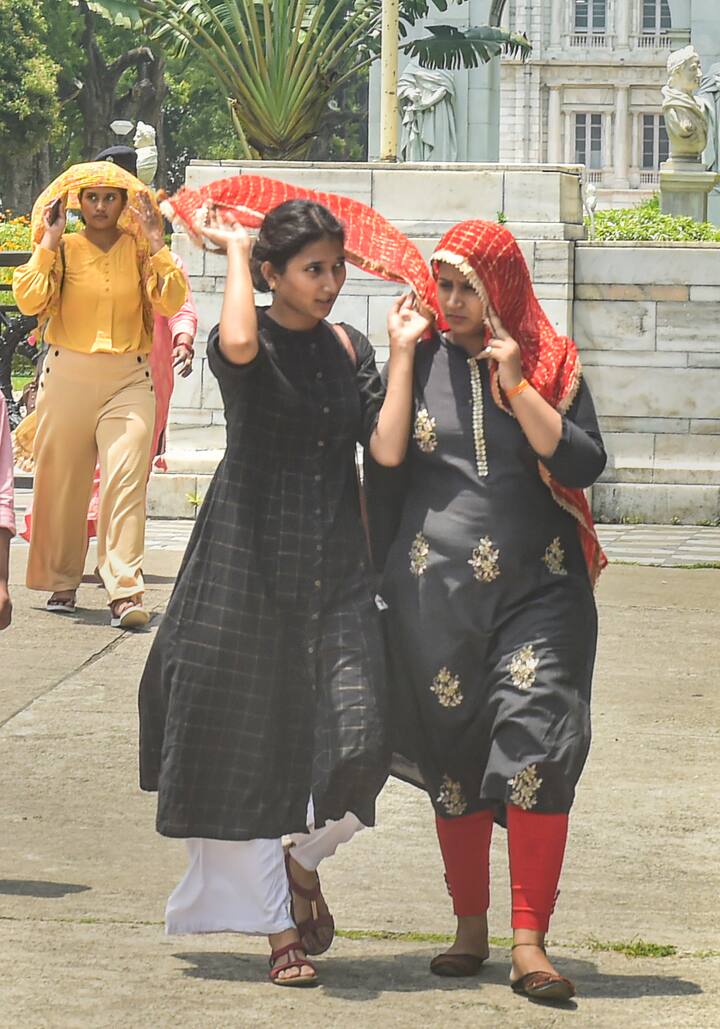এর মধ্যেই সুখবর শোনাল আবহাওয়া দফতর। শনিবার থেকে রাজ্যে হাওয়া বদল হবে। গরম কিছুটা কমার সম্ভাবনা। কমবে তাপপ্রবাহও।