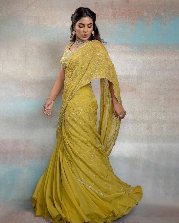 2016లో మలయాళీ సినిమాతో నటిగా పరిచయం అయింది. తెలుగు, తమిళ సినిమాల్లో రాణిస్తోంది.