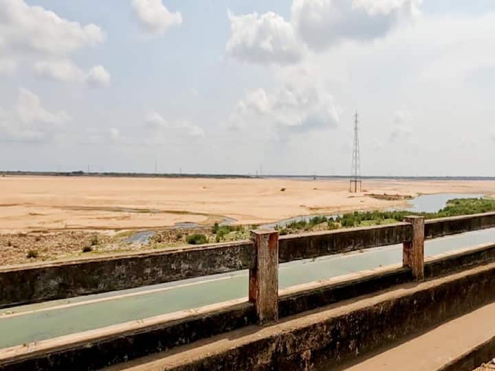 Dhavaleshwaram Barrage Godavari River Turned into A Desert After Water Has Dried Up  Dhavaleshwaram Barrage: అడుగంటిన జీవనది, ధవళేశ్వరం దిగువన ఎడారిని తలపిస్తోన్న గోదావరి!