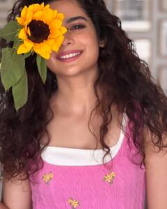 Mithila Palkar : परी म्हणून की सुंदरा... काळजाचं पाणी करणाऱ्या मिथिलाच्या या सुंदर अदा