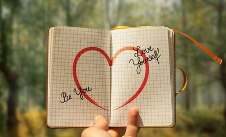 সমাজ বা সংসার নয়, নিজেকে নিজে ভালবাসা আগে জরুরি। দুর্বলতা, প্রতিভা, সব সমেত নিজেকে নিজের গ্রহণ করা উচিত।