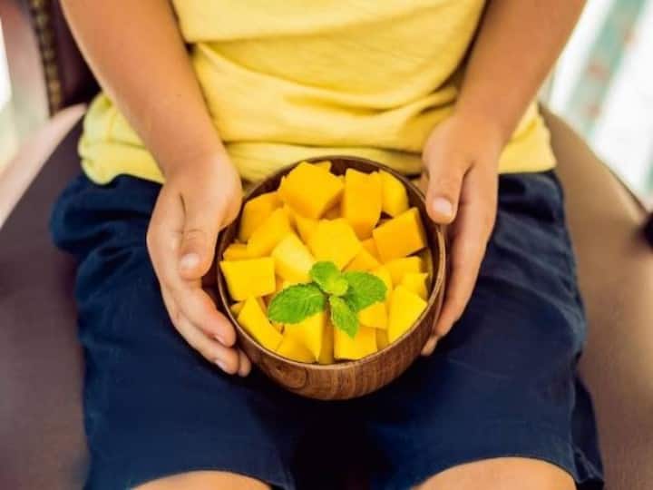 Sideeffects of eating mango it could be dangerous for  health Health Tips: लालच में आकर लिमिट से ज्यादा न खाएं आम, होते हैं इतने नुकसान कि बड़ी दिक्कत हो जाएगी