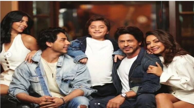 shah-rukh-khan-family-photo-with-wife-gauri-aryan-abram-and-daughter-suhana-khan Shah Rukh Khan: ਸ਼ਾਹਰੁਖ ਖਾਨ ਦੀ ਪਰਿਵਾਰ ਨਾਲ ਬੇਹੱਦ ਖੂਬਸੂਰਤ ਤਸਵੀਰ ਆਈ ਸਾਹਮਣੇ, ਮਿੰਟਾਂ 'ਚ ਹੋਈ ਵਾਇਰਲ