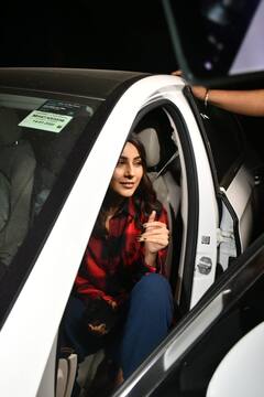 Shehnaaz Gill Pics: फोन में किसकी फोटो निहार रही हैं 'KBKJ' एक्ट्रेस शहनाज गिल? मिनटों में वायरल हुईं ये तस्वीरें