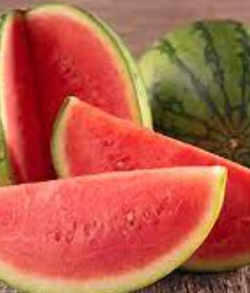 ਗਰਮੀਆਂ ਦੇ ਮੌਸਮ ਵਿੱਚ ਜਦੋਂ ਤੁਹਾਡਾ ਗਲਾ ਸੁੱਕ ਜਾਂਦਾ ਹੈ ਤਾਂ ਤੁਹਾਨੂੰ ਕੀ ਚਾਹੀਦਾ ਹੈ। ਜੇਕਰ ਤੁਸੀਂ ਸਿਰਫ਼ ਇੱਕ ਪਲੇਟ, ਰਸੀਲੇ ਤਰਬੂਜ ਦੇ ਕੱਟੇ ਹੋਏ ਖਾਓ, ਤਾਂ ਗਲਾ ਪੂਰੀ ਤਰ੍ਹਾਂ ਸਿਹਤਮੰਦ ਹੋ ਜਾਂਦਾ ਹੈ। ਤਰਬੂਜ ਨਾ ਸਿਰਫ ਸਰੀਰ ਨੂੰ ਹਾਈਡ੍ਰੇਟ ਰੱਖਦਾ ਹੈ, ਸਗੋਂ ਕਈ ਵਿਟਾਮਿਨਾਂ ਅਤੇ ਖਣਿਜਾਂ ਦੀ ਖੁਰਾਕ ਨੂੰ ਵੀ ਪੂਰਾ ਕਰਦਾ ਹੈ।