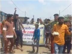 सीहोर: सड़क बनाने की मांग को लेकर युवाओं का अनोखा आंदोलन, जर्जर रोड का मनाया बर्थडे