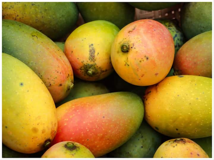 How To Choose Good Mangoes: आम का सीजन बस शुरू होने को है. ज्यादातर लोग आम के रसीले और मीठे स्वाद के दीवाने होते हैं. यहां हमने बताया है कि कैसे आप मीठे और अच्छे आम की पहचान कर सकते हैं.