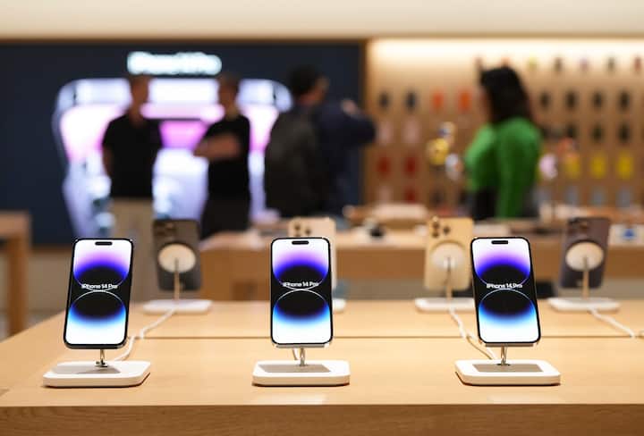 Apple Saket Store: गुरुवार को एप्पल भारत में अपना दूसरा स्टोर दिल्ली में साकेत सिटी वॉक मॉल में खोलने जा रही है.