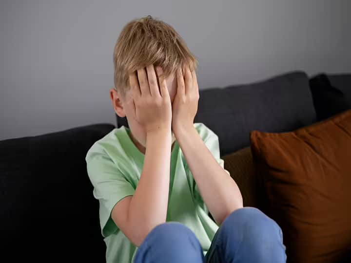 depression symptoms in chieldrens aware with parents by health tips Depression Symptoms In Children : तुमचं मुलं नैराश्यात तर नाही  ना?  नैराश्य म्हणजे नेमकं काय? लक्षणे आणि उपाय