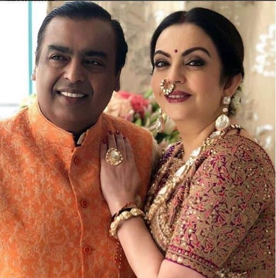 This is how Mukesh Ambani proposed to Nita Ambani on the road, know how ન તો ઘૂંટણિયે  બેસી, ના ગુલાબ આપી! રસ્તા વચ્ચે આ રીતે Mukesh Ambaniએ Nita Ambaniને કર્યું હતું પ્રપોઝ, જાણો લવસ્ટોરી