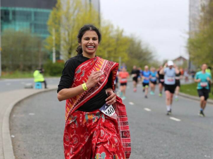 Odisha Woman runs Marathon race wearing saree in Manchester video viral on social media Women Runs Marathon In Saree: मैनचेस्टर मैराथन में संबलपुरी साड़ी पहनकर 42.5 किमी दौड़ी भारतीय महिला, लोग बोले- 'गौरव का पल'