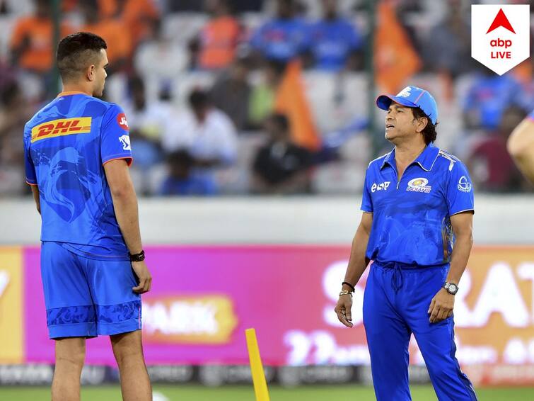 IPL 2023: Sachin Tendulkar makes Arjun Tendulkar wear special badge in jersey after first IPL wicket Arjun Tendulkar: ছেলের জার্সিতে বিশেষ ব্যাজ পরিয়ে দিলেন সচিন, ড্রেসিংরুমের ভিডিও ভাইরাল