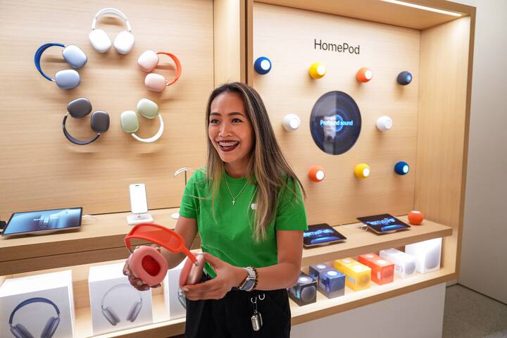 स्टोर एक यूनिक रूप से डिज़ाइन किए गए घुमावदार स्टोरफ्रंट के माध्यम से खुलता है जिसमें व्हाइट ओक टेबल के साथ एप्पल के प्रोडक्ट्स और एससेरीज डिस्प्ले करता है. साथ ही फीचर वॉल भी है जिसे देश में तैयार किया गया है.