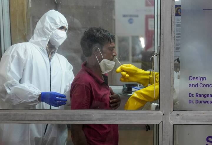 করোনা নিয়ে স্বাস্থ্য দফতরের তরফে নতুন গাইডলাইনে আরও বলা হয়েছে, কাশি বা হাঁচি হলে রুমাল ব্যবহার করতে হবে, গলায় সংক্রমণ ও জ্বর থাকলে করোনা পরীক্ষা করাতে হবে। শ্বাসকষ্টের সমস্যা বাড়লে হাসপাতালে যেতে হবে। অ্যান্টিবায়োটিক বা কাফ সিরাপ চিকিৎসকের পরামর্শ মেনে তবেই খাওয়া উচিত।