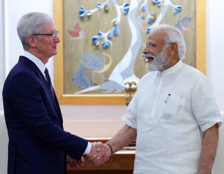 Apple CEO Tim Cook Meets Prime Minister Narendra Modi says committed to growing and investing across the country Tim Cook In India: एप्पल के सीईओ टिम कुक ने की प्रधानमंत्री नरेंद्र मोदी से मुलाकात, भारत में निवेश को लेकर जताई प्रतिबद्धता