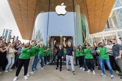 Apple Store in Mumbai: એપલનો મુંબઈનો સ્ટોર અંદરથી આટલો લક્ઝુરિયસ લાગે છે, જુઓ અંદરની તસવીરો