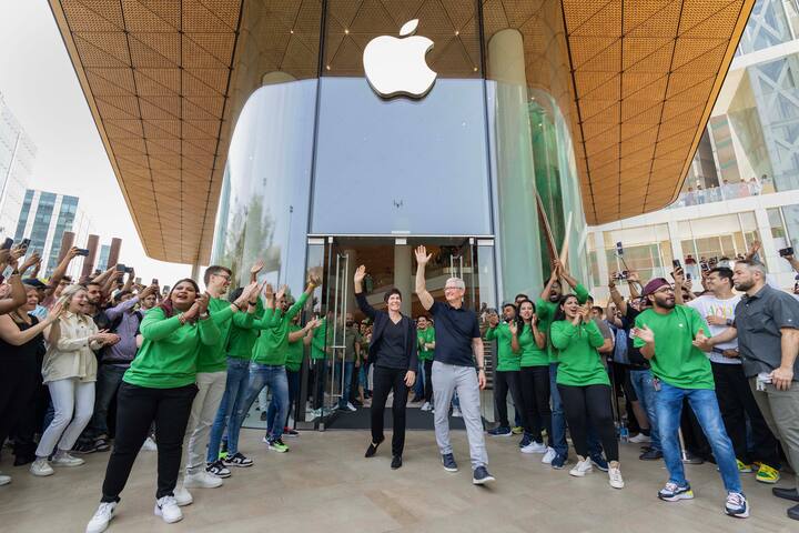 Apple Store: ભારતમાં Appleનો પ્રથમ રિટેલ સ્ટોર મુંબઈમાં ખુલ્યો છે. કંપનીના સીઈઓ ટિમ કુકે ગઈકાલે સવારે 11 વાગ્યે તેનું ઉદ્ઘાટન કર્યું. ચાલો જોઈએ એપલનો મુંબઈ સ્ટોર અંદરથી કેવો દેખાય છે.