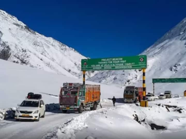 Rain snowfall hinders the widening of Srinagar-Kargil road traffic police issues advisory Srinagar: श्रीनगर कारगिल रोड के चौड़ीकरण में बारिश-बर्फबारी बनी बाधा, यात्रियों के लिए ट्रैफिक पुलिस ने जारी की एडवाइजरी
