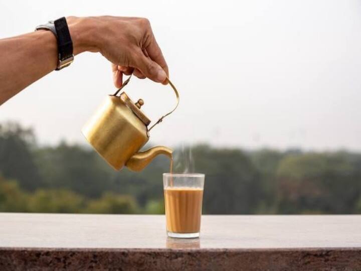 health tips disadvantages of drinking water after tea in hindi चाय पीने के तुरंत बाद पी रहे हैं पानी तो हो जाएं सावधान ! ऐसा करने की आदत पहुंचा सकती है नुकसान