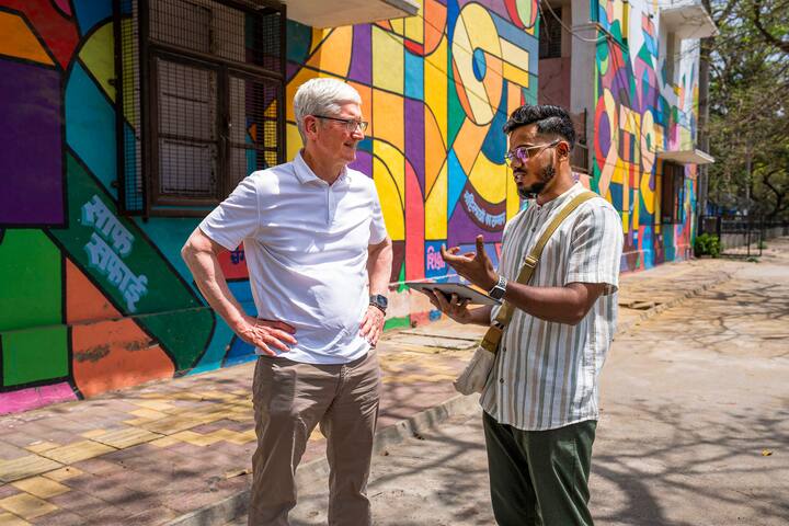 एप्पल साकेत का उद्घाटन करने के लिए टिम कुक मुंबई से दिल्ली आ चुके हैं.