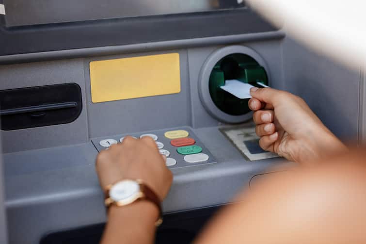 PNB ATM Transaction Fees: From May 1, PNB has decided to charge penalty for ATM transaction failure due to low balance આ સરકારી બેંકના ગ્રાહકો ATM નો ઉપયોગ કરતાં પહેલા જાણીલે નવો નિયમ, ATM ટ્રાન્ઝેક્શન ફેલ પર ચૂકવવો પડશે દંડ